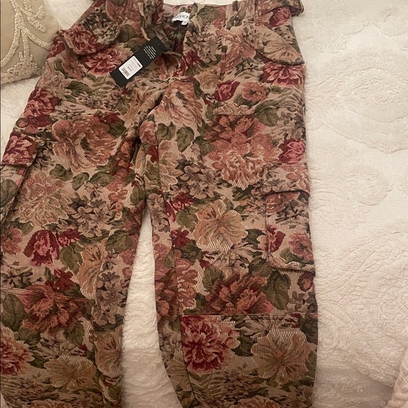 Fashion nova cargo floral Tapestry Pants - Picture 5 of 6